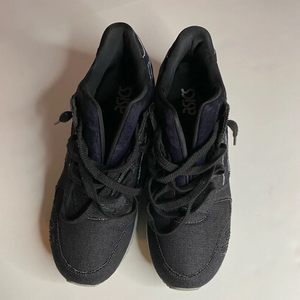 Lightly used ASICS - Picture 1 of 4